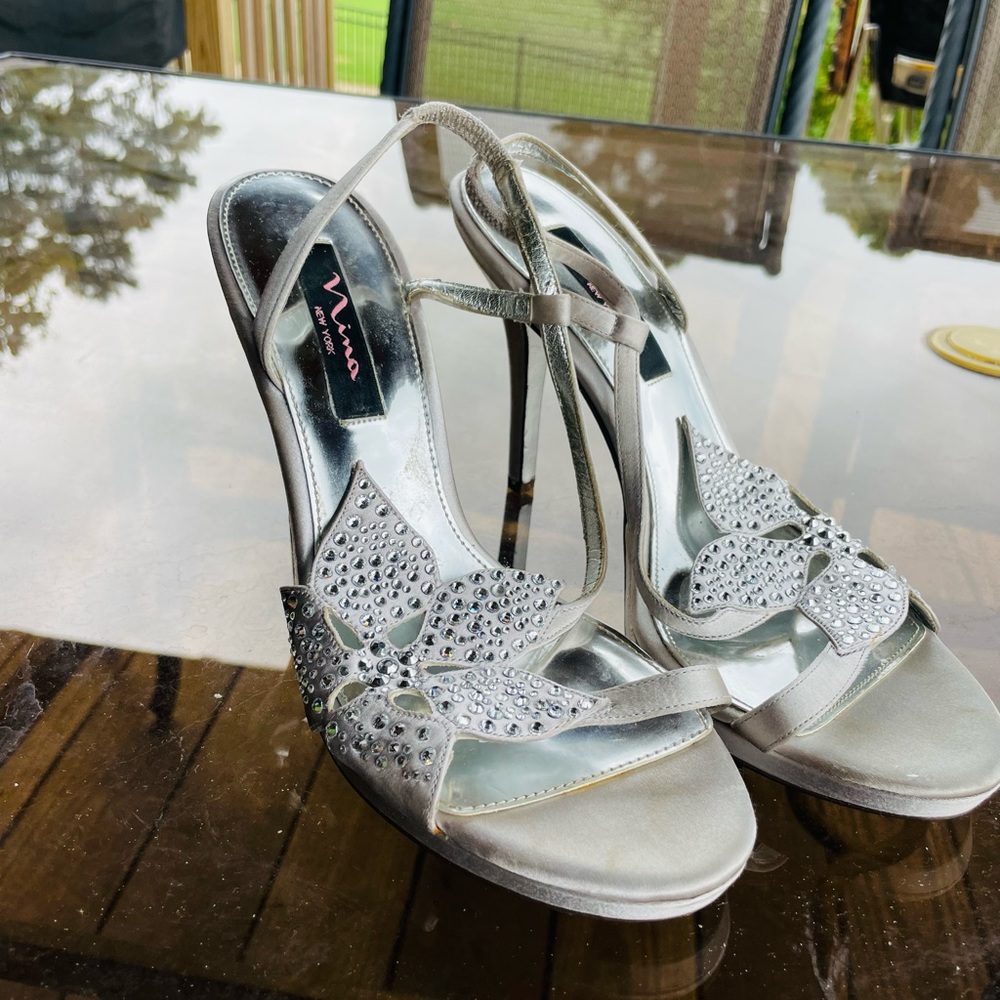 ‼️Close Out‼️ Shoes, heels, great condition. Silver color, very comfortable